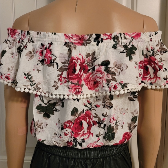 Ambiance Floral Off-Shoulder Croptop - Picture 5 of 5